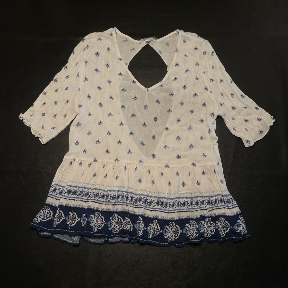 Sz L short sleeved blue and white top w/ open back
